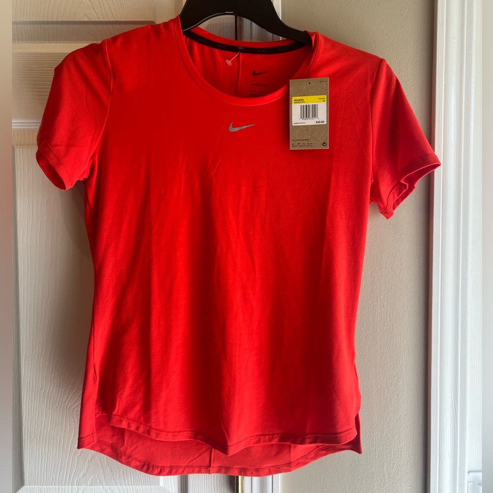 ⭐️NEW WITH TAGS⭐️ Women’s Nike t-shirt size S - Picture 5 of 9